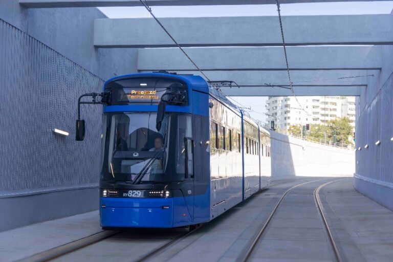 Tramwaj w tunelu na nowej trasie do Mistrzejowic